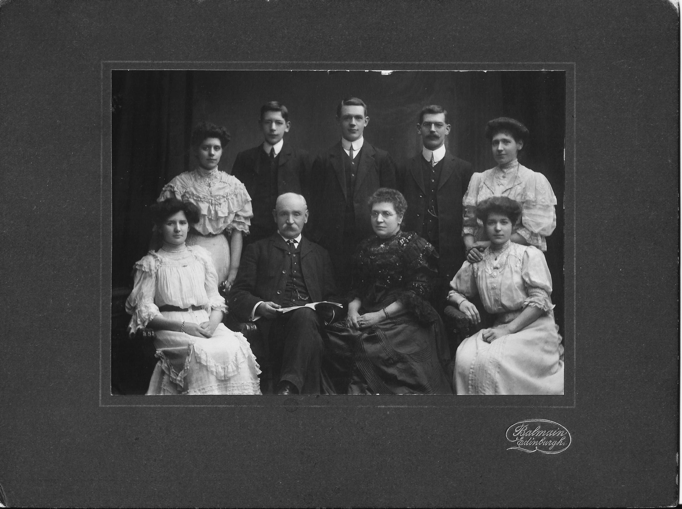 Photo of photos/James Steele McLennan (b1844) brewer & fam